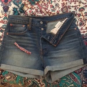 HIGHWAISTED LEVI SHORTS